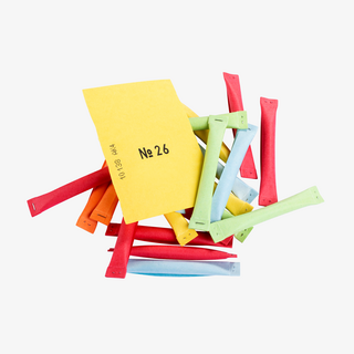 Viele bunte vorgefertigte Sicherheitslose (Gewinne) im Format 6 x 6,5 cm, eines ist geöffnet und mit einer Gewinnummer bedruckt