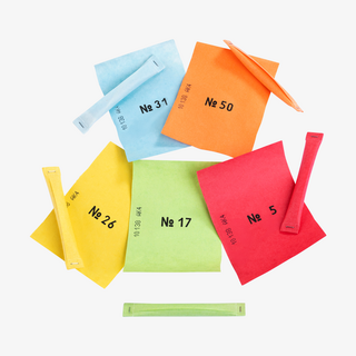 Viele bunte vorgefertigte Sicherheitslose (Gewinne mit Nummern) im Format 6 x 6,5 cm