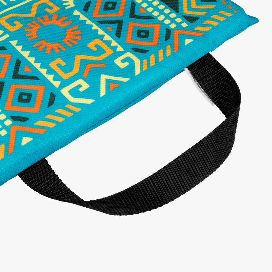 Detailansicht bedrucktes Non-Woven-Sitzkissen mit schwarzem Tragegriff