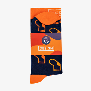 Gestrickte Socken, paarweise mit bedruckter Banderole verpackt