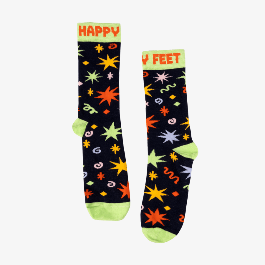 Ein Paar gestrickter Mustersocken mit buntem Motiv