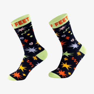 Ein Paar hochwertig gestrickte, klassische Mustersocken mit neutralem Motiv