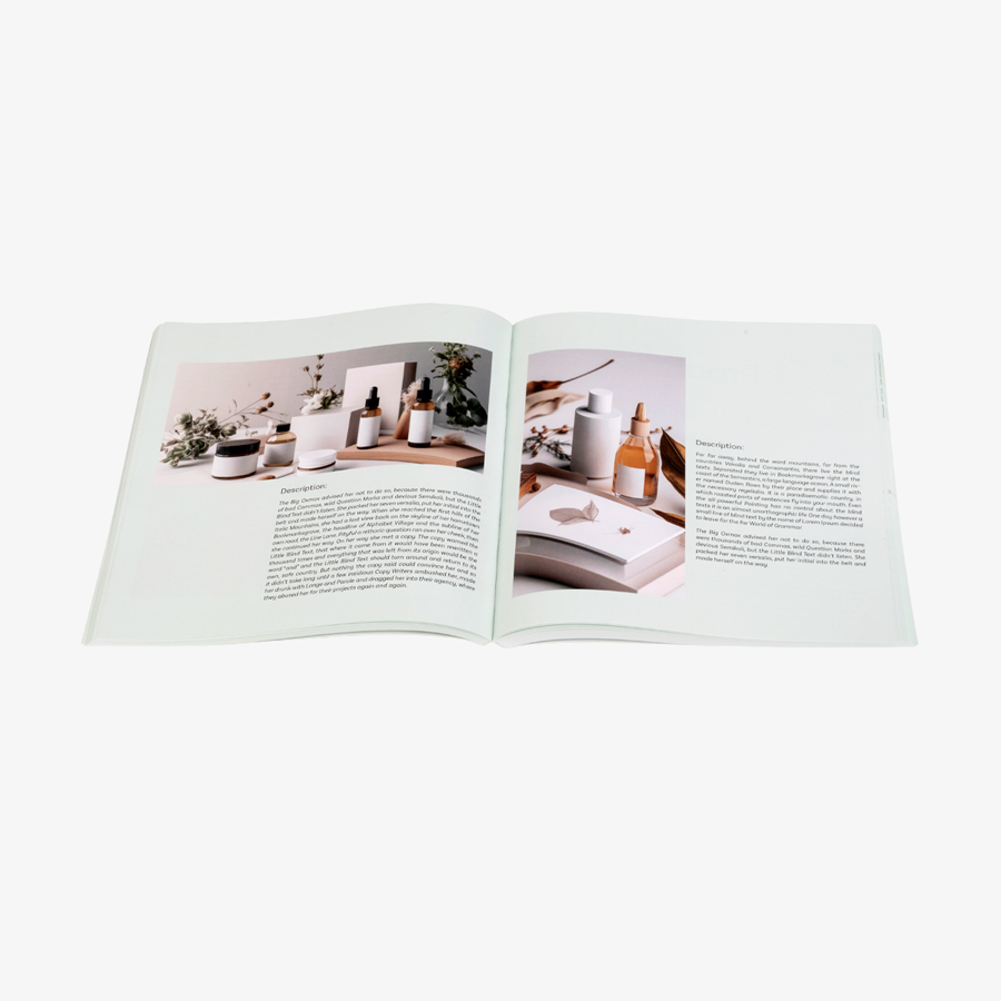Aufgeschlagenes Softcover-Buch (21 x 21 cm) mit farbig bedrucktem Inhalt