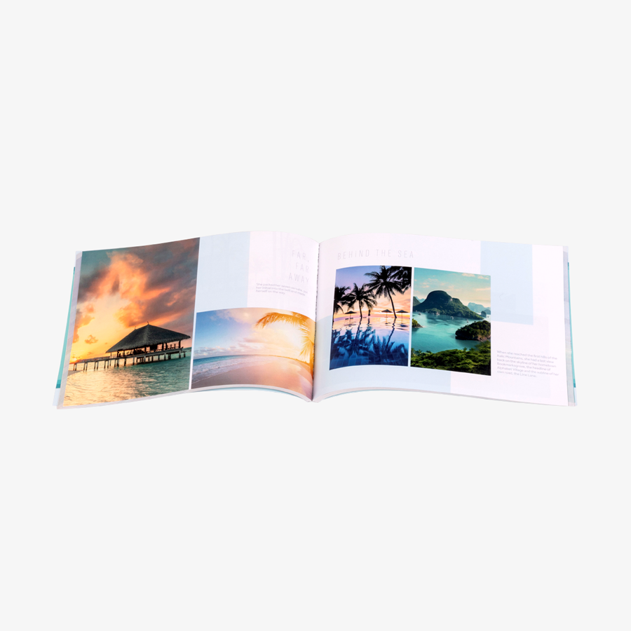 Aufgeschlagenes Softcover-Buch (DIN A5 quer) mit farbig bedrucktem Inhalt