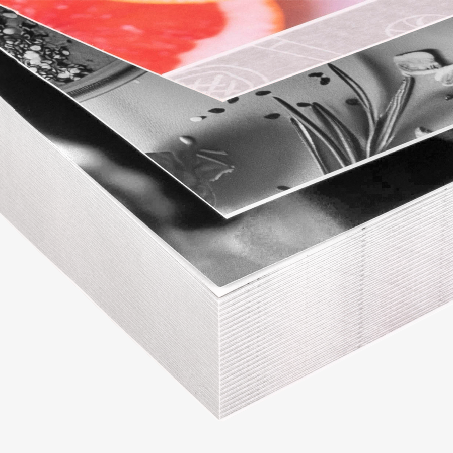 Detailansicht Softcover-Buch mit Seiten in Schwarz-Weiss
