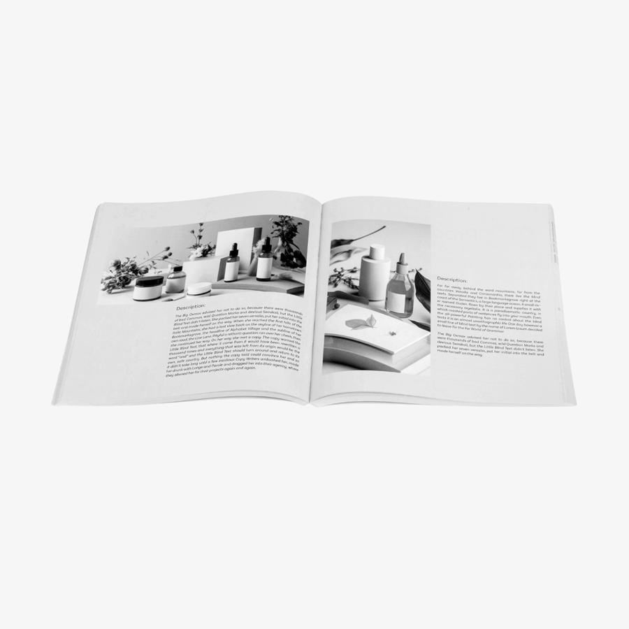 Aufgeschlagenes Softcover-Buch (21 x 21 cm) mit Inhalt in Schwarz-Weiss