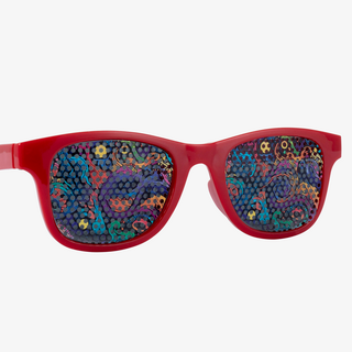 Detailansicht rote Kinder-Sonnenbrille mit vollfarbigem Vision-Film-Druck auf den Gläsern