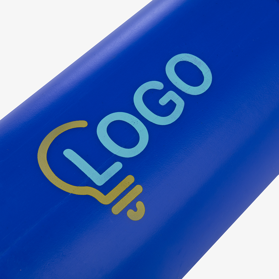 Blaue Sportflasche aus RPET mit Push-Pull-Deckel und zweifarbigem Tampondruck in der Detailansicht