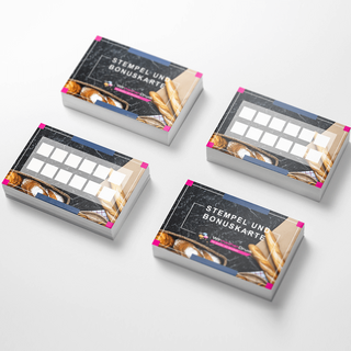 Vier Stapel beidseitig vollfarbig bedruckte Stempelkarten und Bonuskarten