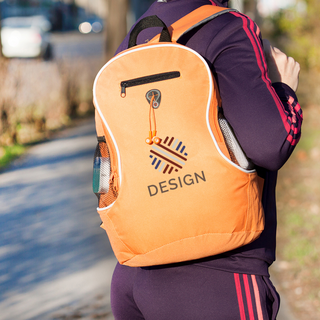 Orangefarbener Tagesrucksack: seitliche Netztaschen und bedruckt mit Logo