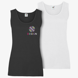 Fruit-of-the-Loom-Damen-Tanktops von vorne, eins schwarz mit bedruckter Brust, eins weiss unbedruckt