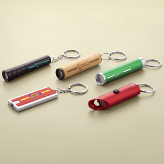 Mehrere personalisierte Taschenlampen-Schlüsselanhänger in verschiedenen Farben