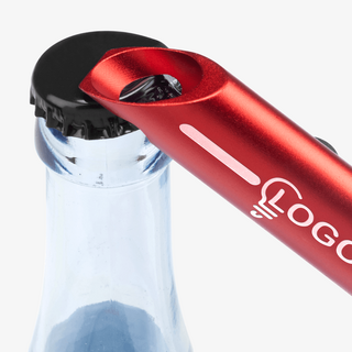 Detailansicht gravierter Taschenlampen-Schlüsselanhänger mit Flaschenöffner-Funktion