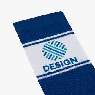 Detail einer farbigen Tennissocke per Sublimationsdruck mit Logo bedruckt