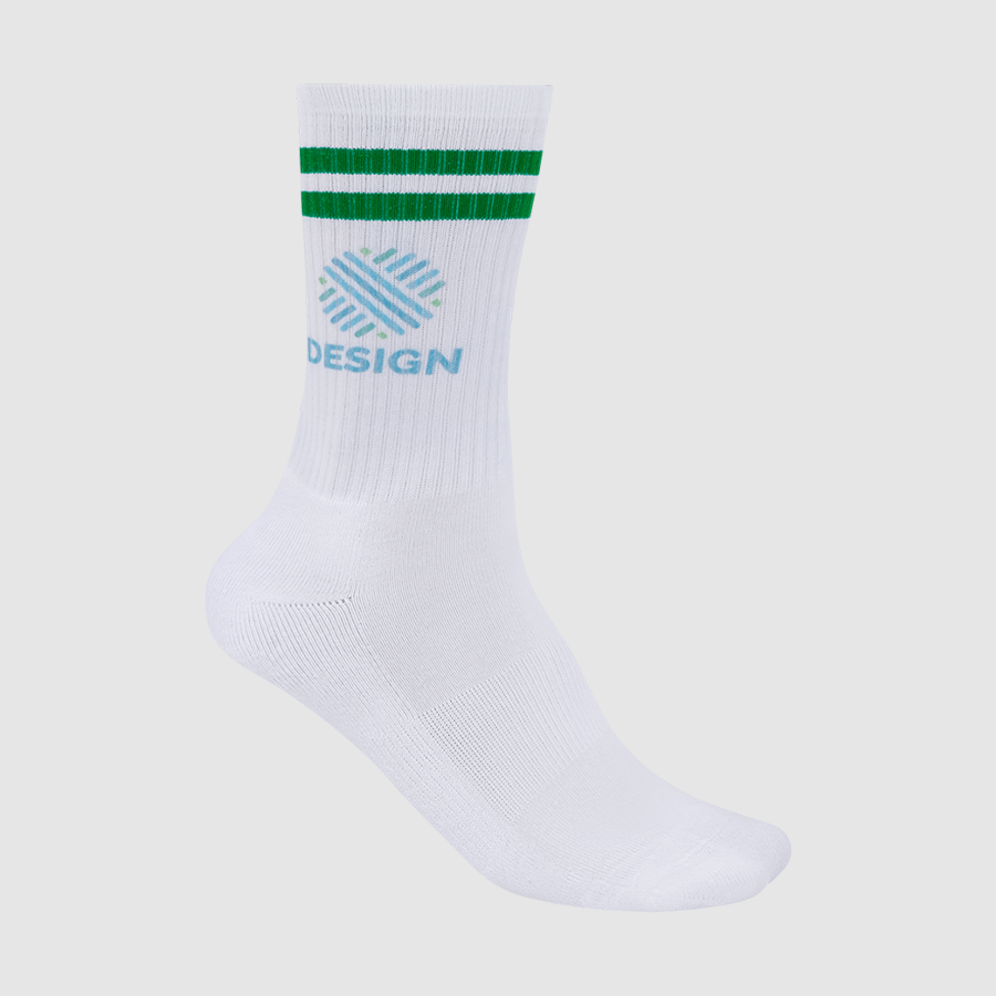 Weisse personalisierte Tennissocke mit grünen Ringeln und bunt aufgedrucktem Logo