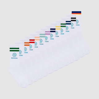 Weisse personalisierte Tennissocken mit bunten Ringeln bedruckt mit Logo