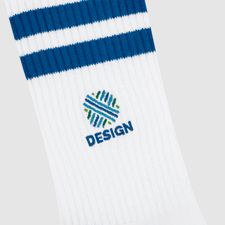 Nahaufnahme einer weissen personalisierten Tennissocke mit blauen Ringeln und bunt aufgesticktem Logo