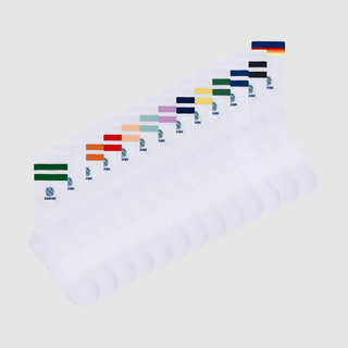 Weisse personalisierte Tennissocken mit bunten Ringeln mit eingestricktem Logo