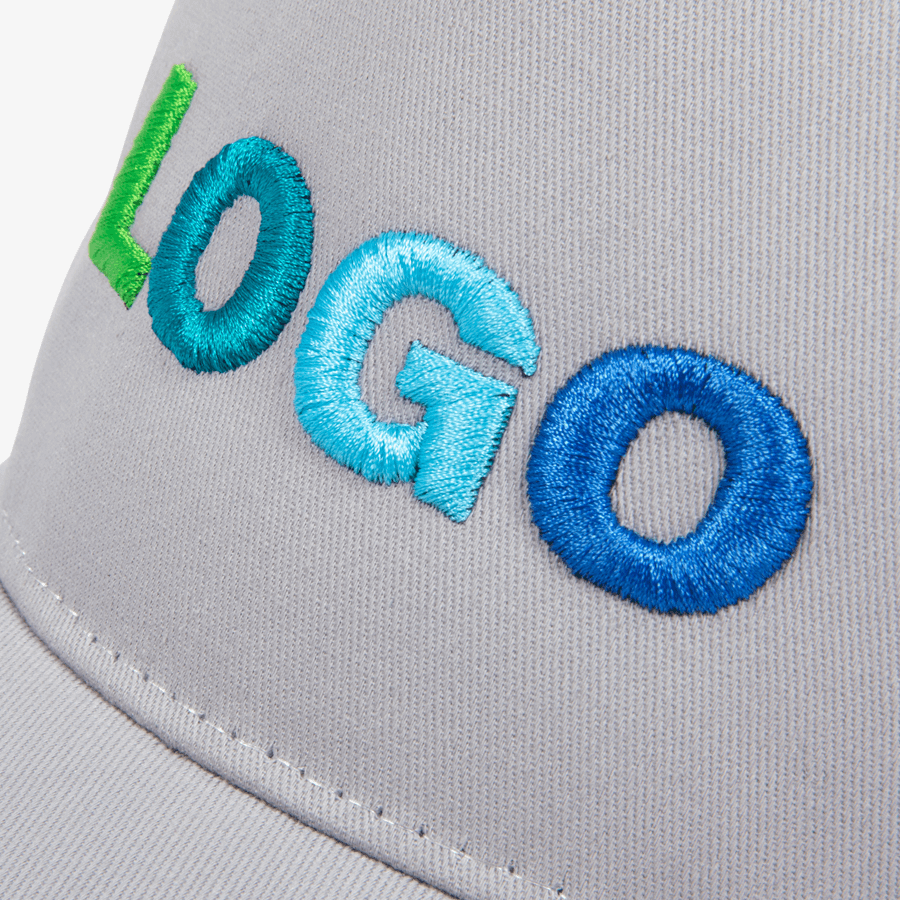 Detailansicht einer Trucker-Snapback-Cap in Grau, mit individueller 3D-Stickerei