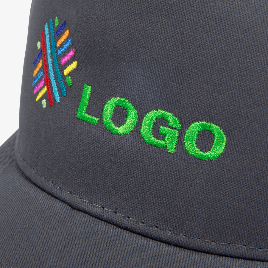 Detailansicht einer Trucker-Snapback-Cap in Dunkelgrau, mit individueller Stickerei