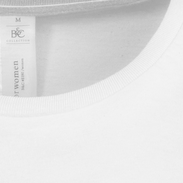 Detailaufnahme weißes Premium-T-Shirt für Damen von B&C mit Rundhalsausschnitt