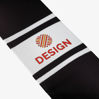 Detailansicht schwarze Stutzen mit individuellem Druck und weissen Streifen