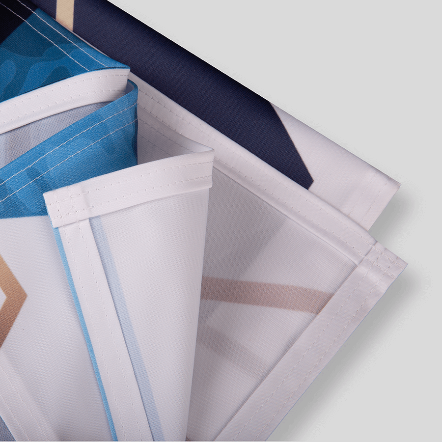 Detailaufnahme einer hochwertigen, umsäumten Textil-Tischdecke aus 100 % Polyester, individuell bedruckt