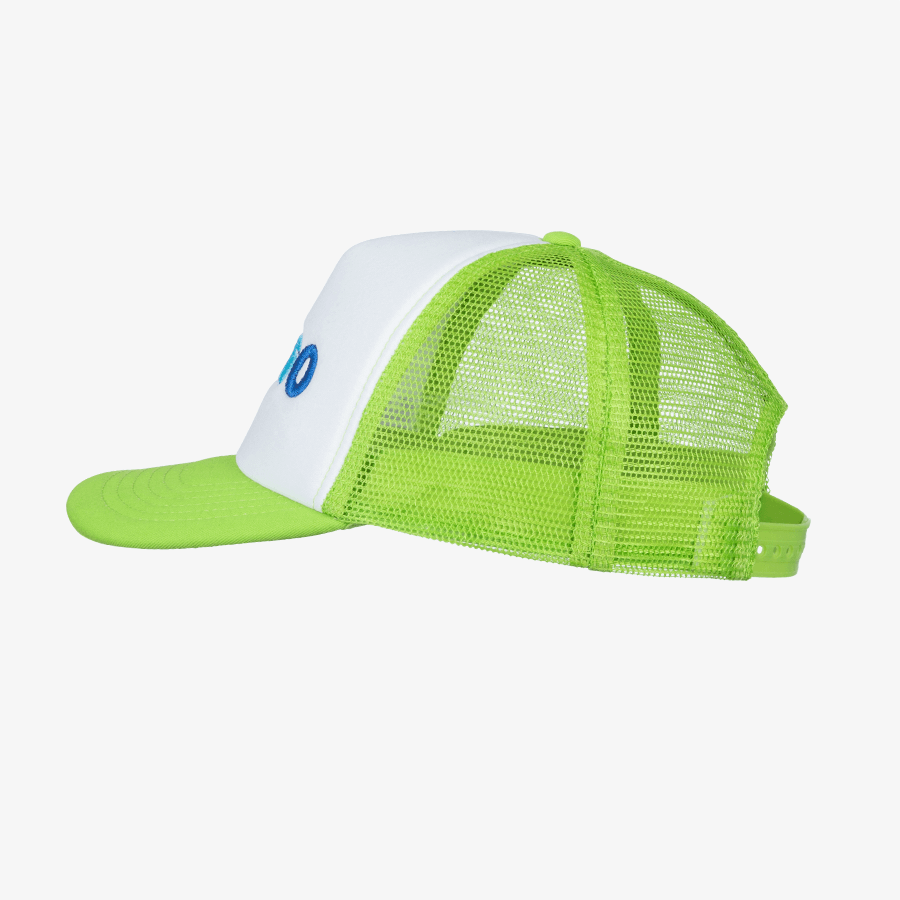 Seitenansicht einer Vintage-Trucker-Snapback-Cap Junior in Grün-Weiss, mit individueller 3D-Stickerei
