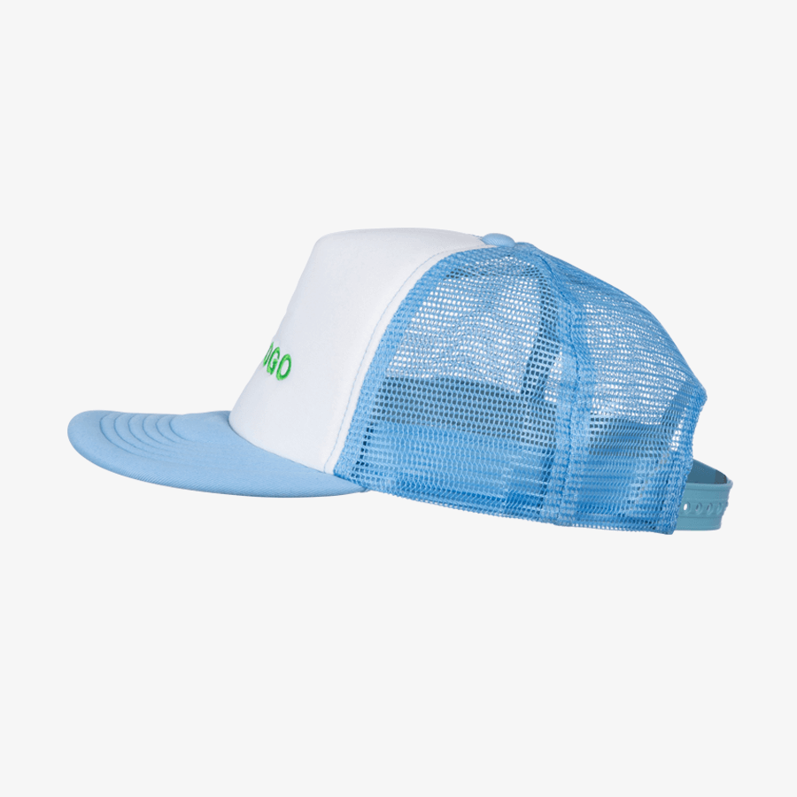 Seitenansicht einer hellblau-weissen Trucker-Junior-Vintage-Snapback-Cap mit individuellem Stick