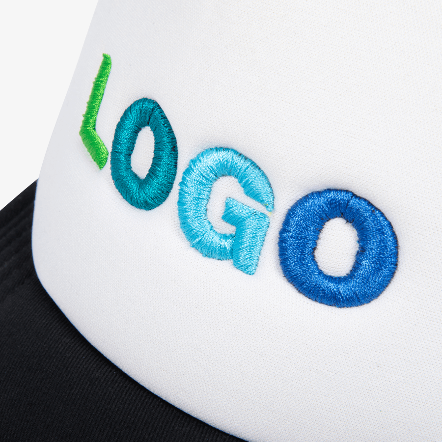 Detailansicht einer schwarz-weissen Vintage-Trucker-Snapback-Cap mit individueller 3D-Stickerei