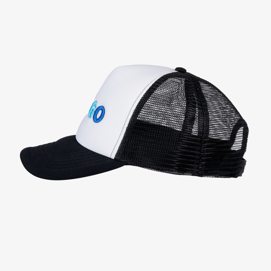 Seitenansicht einer schwarz-weissen Vintage-Trucker-Snapback-Cap mit individueller 3D-Stickerei