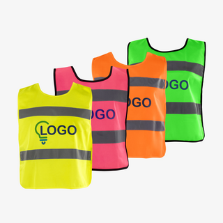 Verschiedene individuell bedruckte Warnschutzponchos in Neonfarben