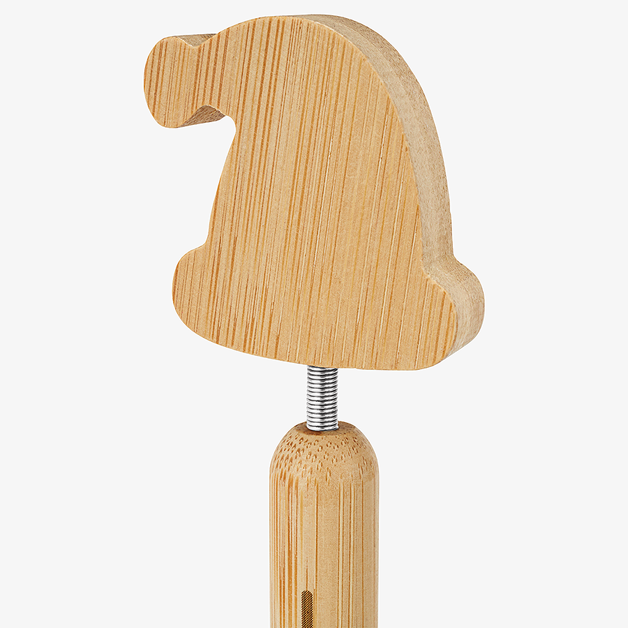 Bambus-Weihnachtskugelschreiber mit Gravur und Spitze in Weihnachtsmützenform in der Detailansicht