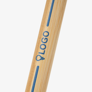 Detail Bambus-Weihnachtskugelschreiber mit Tampondruck auf dem Schaft