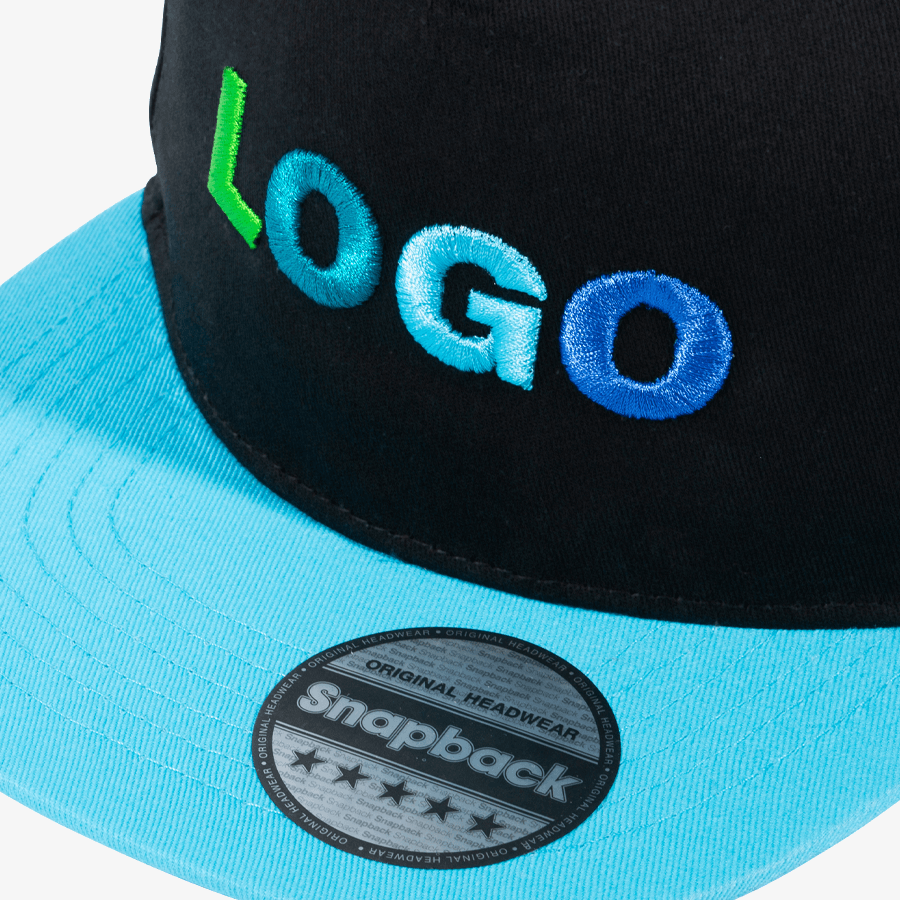 Detailansicht einer türkis-schwarzen Youth-Size-Snapback-Cap mit 3D-Stickerei