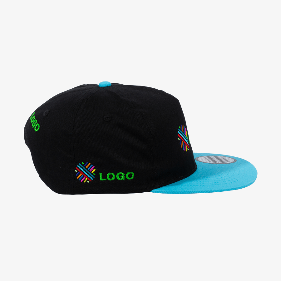 Seitenansicht einer Youth-Size-Snapback-Cap mit Stickerei im türkis-schwarzen Design
