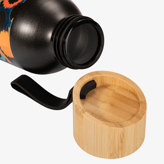 Aluminiumflasche mit Bambusdeckel und Trageschlaufe bedruckt