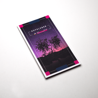 Aufkleber DIN lang hoch, Ansicht des farbbrillanten Drucks, Druckbild in magentafarben mit silhouette eines Baumes