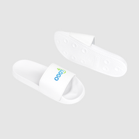 Badeschlappen mit Kunstlederriemen