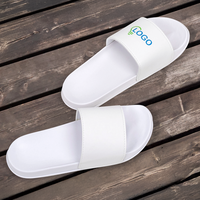 Badeschlappen mit Kunstlederriemen