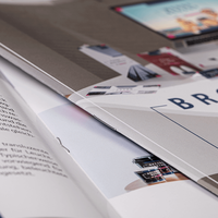 Broschuere, farbig bedruckt, liegend aufgeschlagen, details