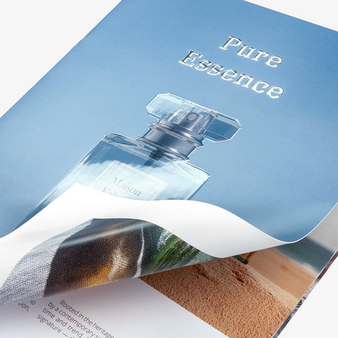 Broschüre mit Heissfolienveredelung in Silber und partiellem Relief-Lack