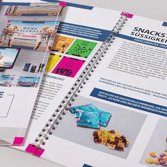 Broschüre mit Metall-Spiralbindung DIN lang quer (210 x 105 mm) aufgeschlagen