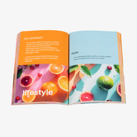 Buch, farbig bedruckt, aufgeschlagen 