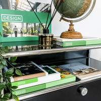 Buch, farbig bedruckt, verschiednene Formate, Regal