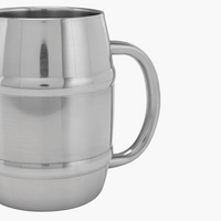 Aufnahme von der Seite unbedruckter Cocktailbecher aus Edelstahl