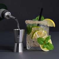 Edelstahlmessbecher in Szene gesetzt