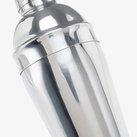 Nahaufnahme Shaker aus Edelstahl von der Seite