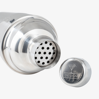 liegender Shaker mit Deckel und Gravur auf der Kappe