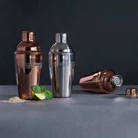 Cocktailshaker aus Edelstahl und in Kupfferoptik in Szene gesetzt